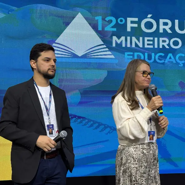 Apresentação no palco do 12º Fórum Mineiro de Educação, evento da AMM em que foi apresentada a ferramenta de inteligência artificial para a educação municipal, setembro de 2026
