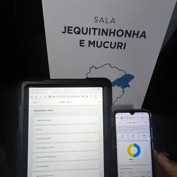 Tablet e celular rodando o sistema de credenciamento na entrada da Sala Jequitinhonha e Mucuri