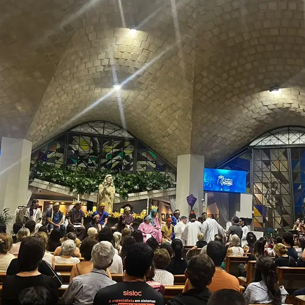 Plateia acompanha apresentação em auditório lotado