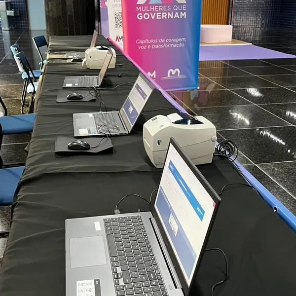 Estações de credenciamento montadas para o encontro Mulheres que Governam