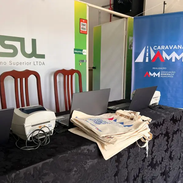 Posto de credenciamento da Caravana AMM, com impressora de crachás e material do evento