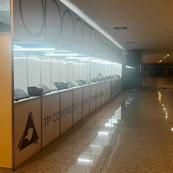 Corredor de credenciamento montado para o 11º Congresso