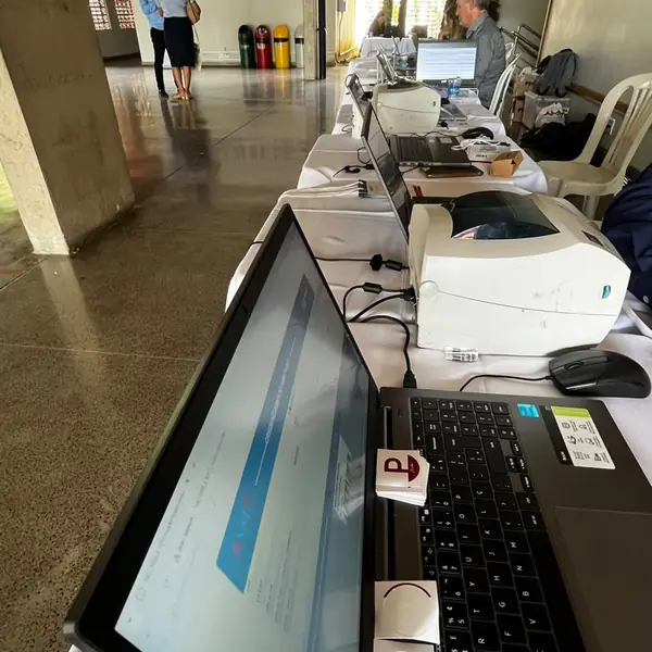 Estações de credenciamento montadas no corredor de acesso ao evento